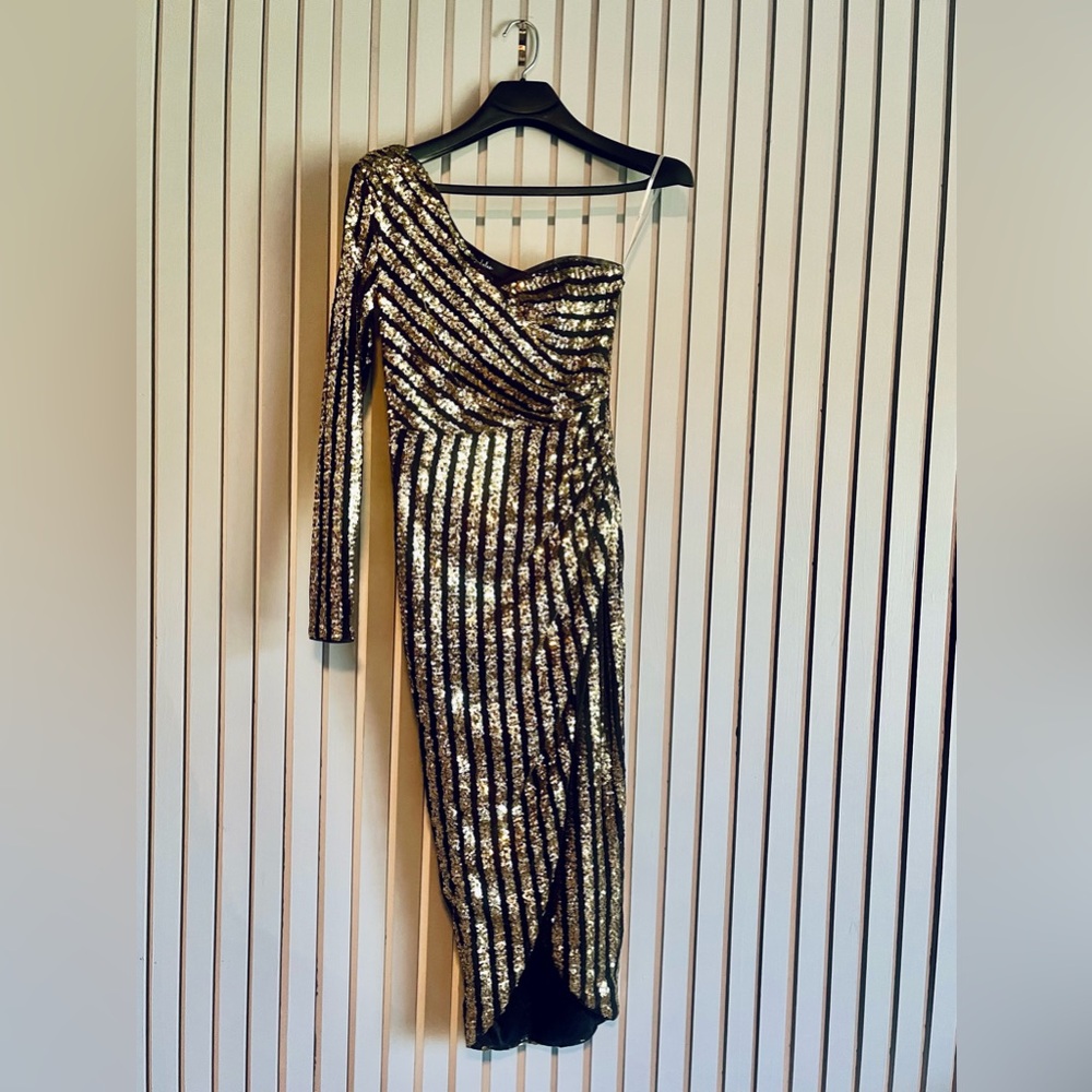 Lulu’s Black & Gold Sequin One Shoulder Dress w/ Slit (SM)